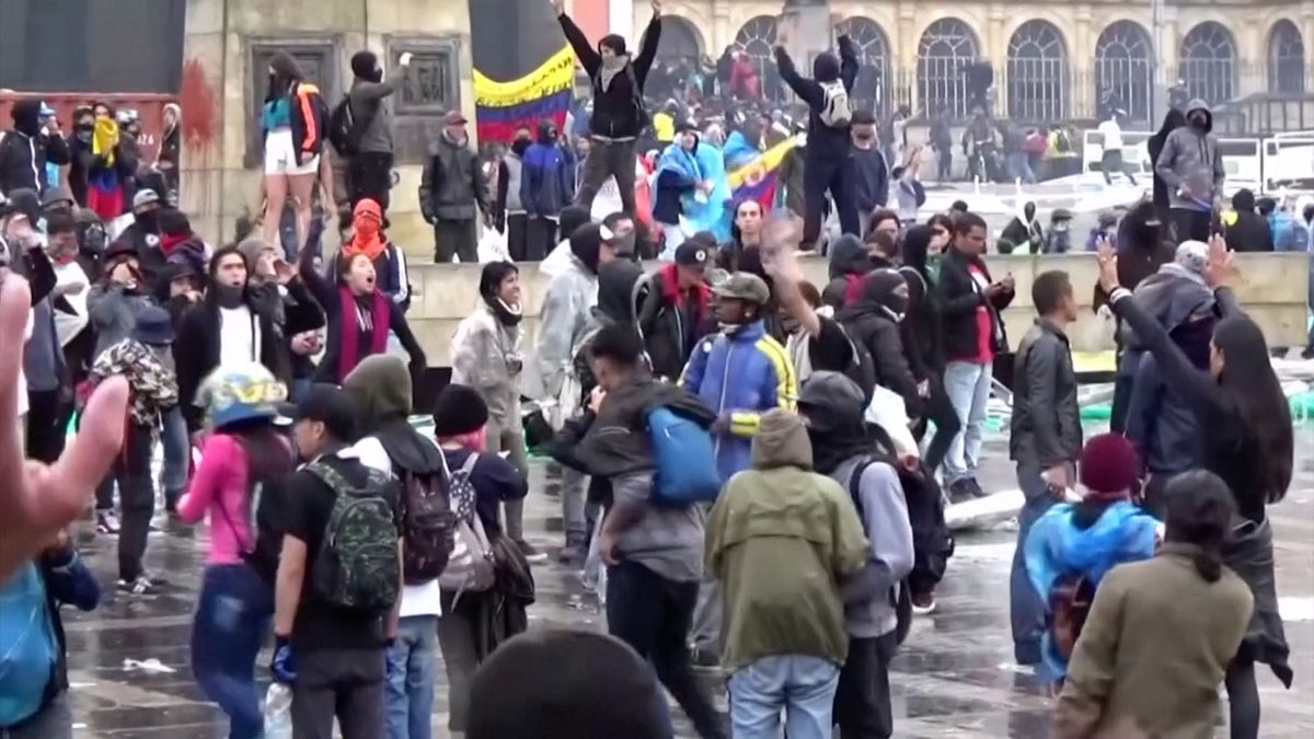 V Kolumbii protestují statisíce lidí, duch občanské války stále žije